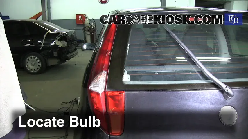 2003 Fiat Punto EX 1.3L 4 Cyl. Turbo Diesel Éclairage Feux de marche arrière (remplacer une ampoule)